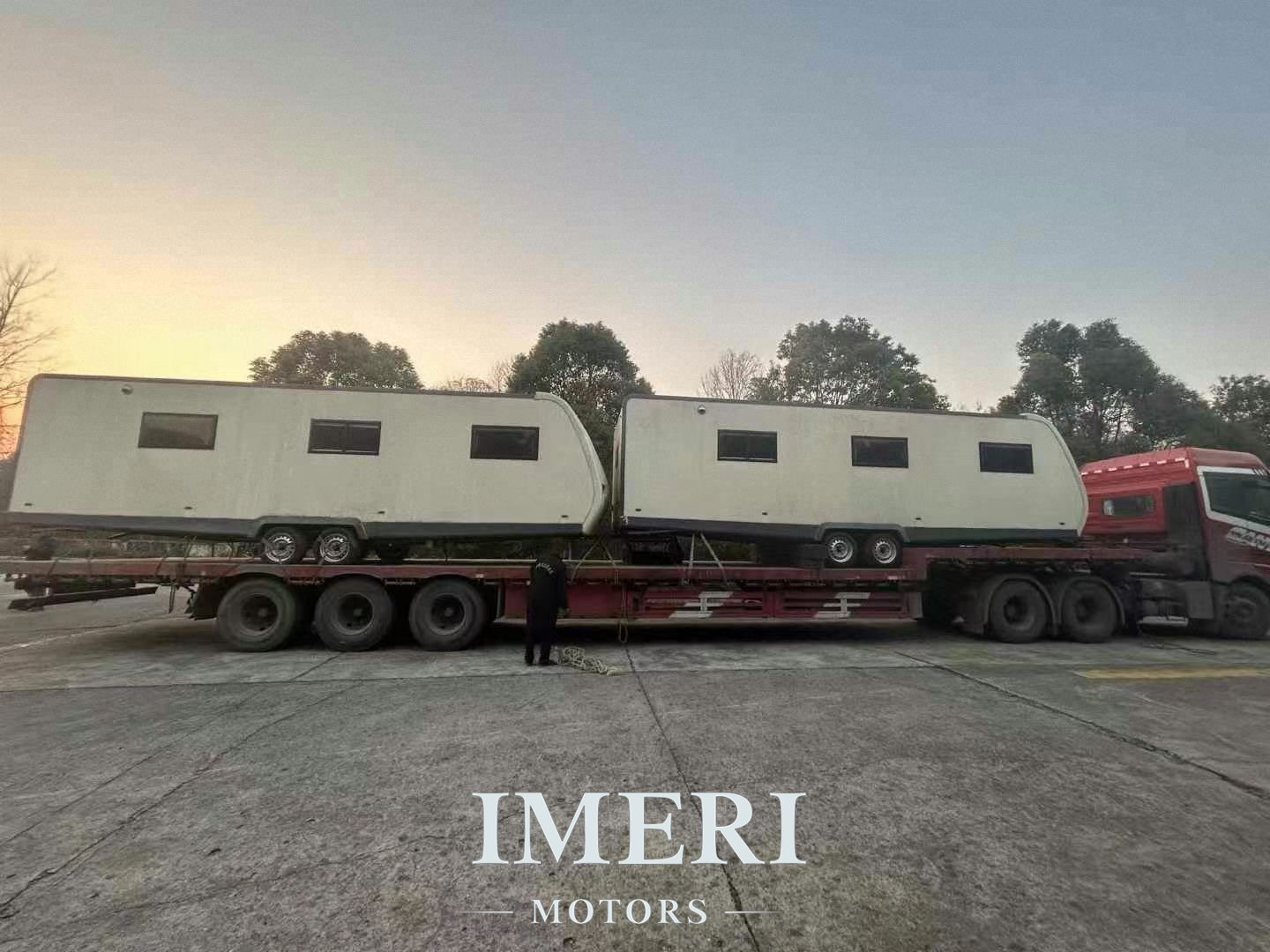 20-year-old double-axle camp trailer 9.6 meters long