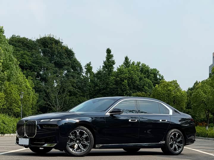 BMW 7 Series 2023 735Li Luxury Line