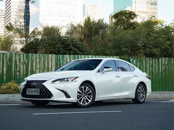 Lexus ES 2022 300h Excellence Edition