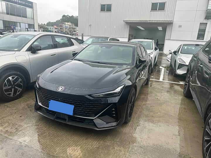 Changan UNI-V 2022 1.5T Smart Pilot Edition