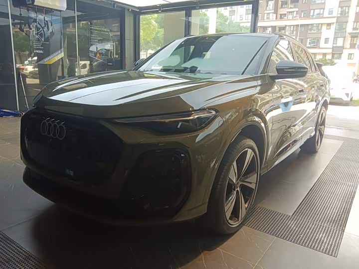 Audi Q5L 2026 2.0T smart hybrid exclusive model