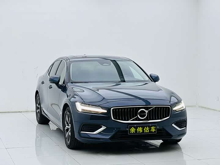 2023 Volvo S60 B4 Plus Luxury