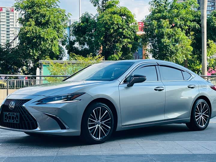 Lexus ES 2022 300h Luxury Edition