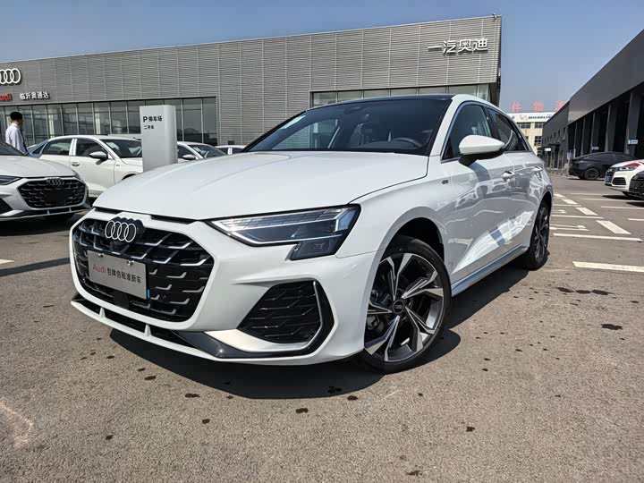Audi A3 2025 Sportback 35TFSI Flying Spur Exclusive Model