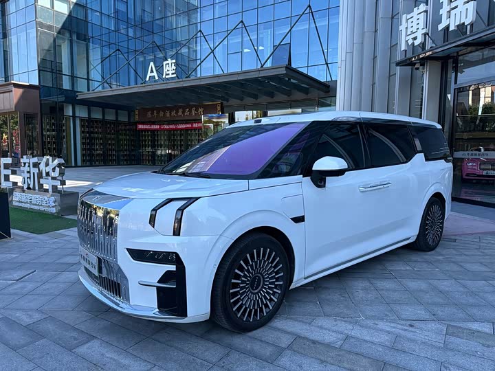 Zeekr 009 2024 6-Seater Executive AWD 108kWh