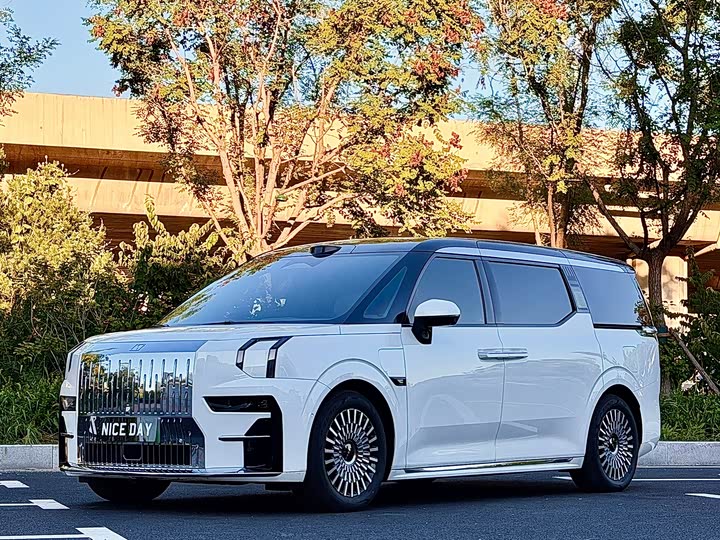 Zeekr 009 2024 6-Seater Executive AWD 108kWh
