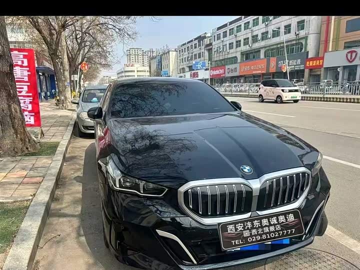 BMW 5 Series 2024 525Li Luxury Package
