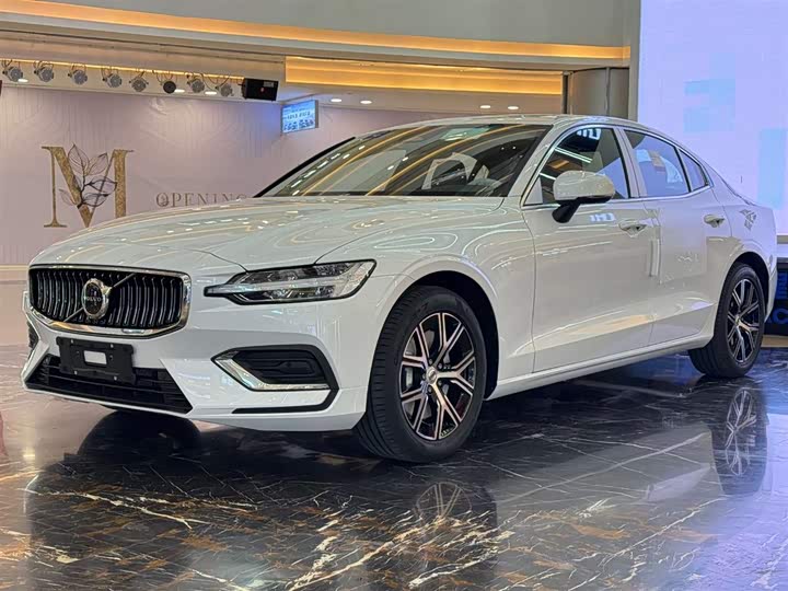 2026 Volvo S60 B4 Plus Luxury Edition