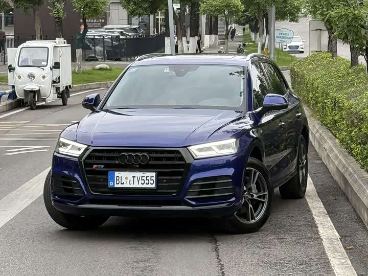 Audi Q5L 2020 40 TFSI enjoys fashionable style