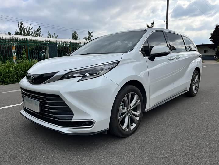 SIENNA 2026 2.5L dual engine and two wheel drive premium version