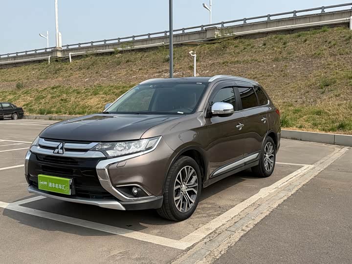 Outlander (Import) 2016 2.4L 4WD Elite Edition 5-Seater