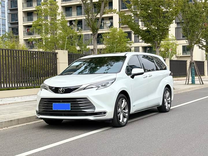SIENNA 2024 2.5L Hybrid Premium Edition