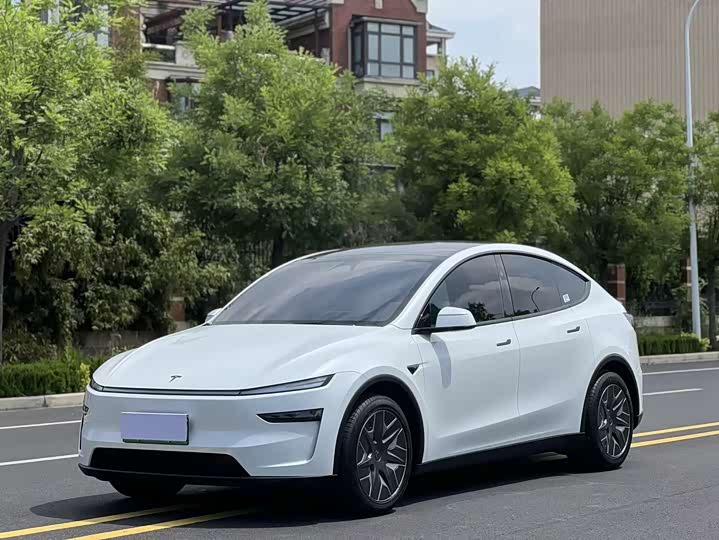 Model Y L 2025 long-range all-wheel drive version