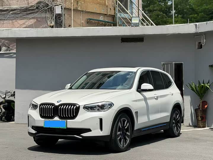 BMW iX3 2021 facelift leading model