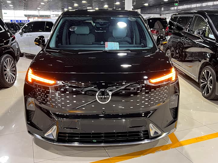 Volvo EM90 2025 Ultra six-seater