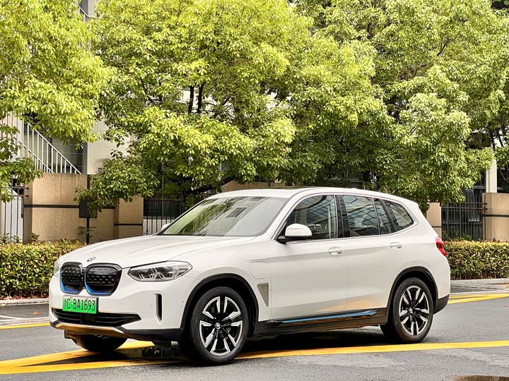 BMW iX3 2021 facelift leading model
