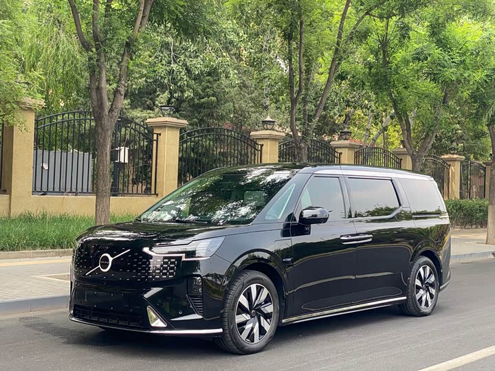 Volvo EM90 2025 Ultra six-seater