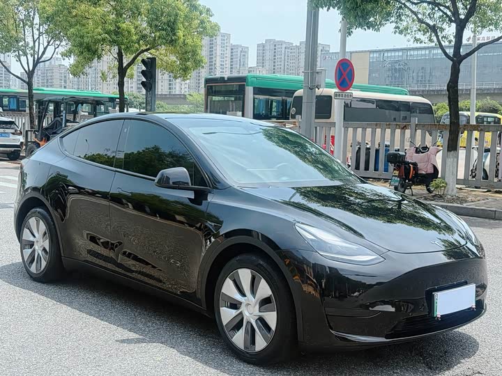 Model Y 2022 long-range all-wheel drive version