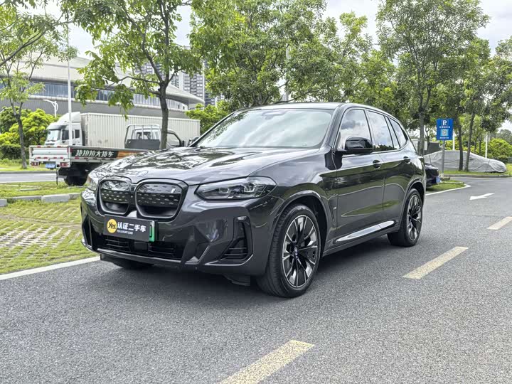 BMW iX3 2024 innovative model