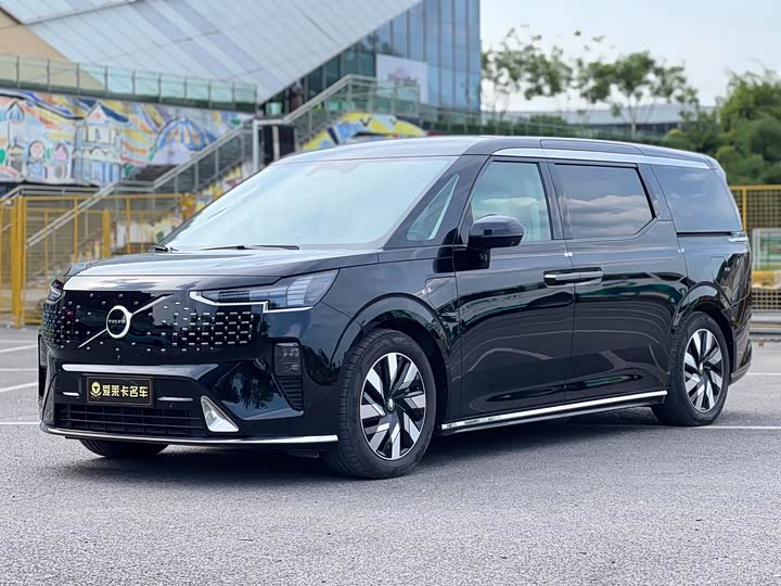 Volvo EM90 2025 Ultra six-seater