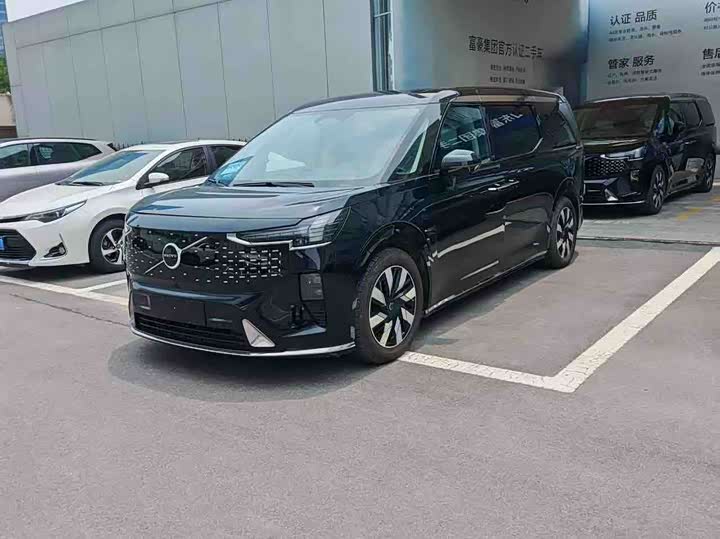 Volvo EM90 2025 Ultra six-seater